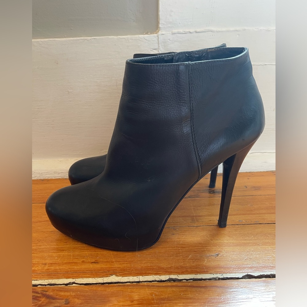 Stuart Weitzman Ankle Rounded Toes Booties- Black